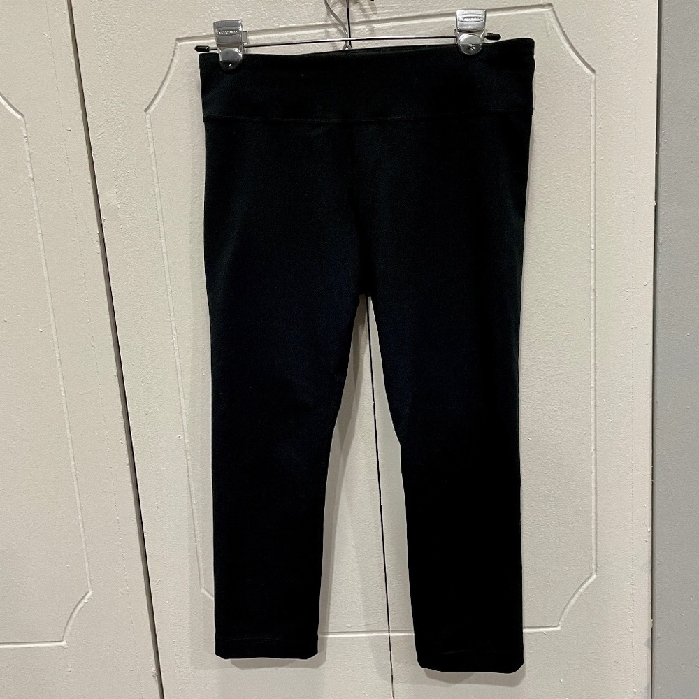 EUC Under Armour Black Cropped Leggings